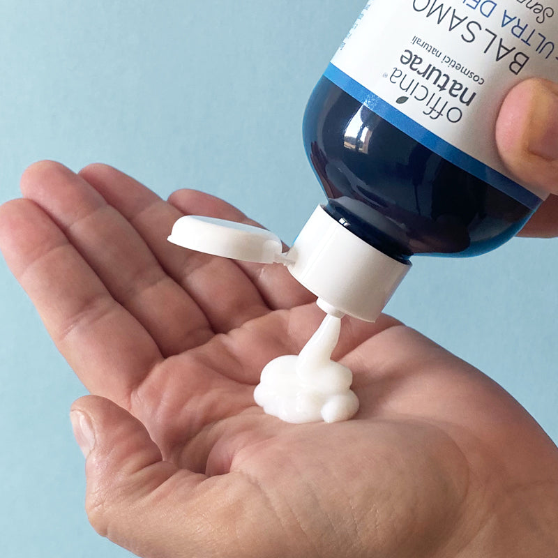 BALSAMO-CAPELLI-ULTRA-DELICATI-DETTAGLIO-MANO-OFFICINA-NATURAE