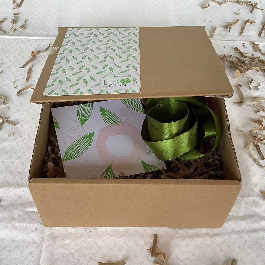 GIFT-BOX-EKONATURAE-DECORAZIONE-FLOREALE-DETTAGLIO-BIGLIETTO-AUGURI-NASTRO-VERDE