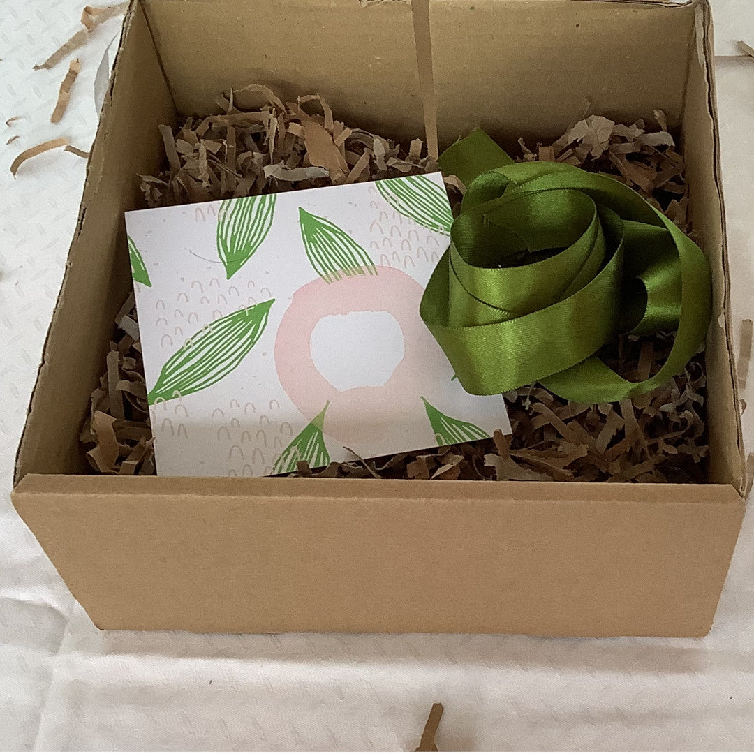 GIFT-BOX-EKONATURAE-DECORAZIONE-FLOREALE-DETTAGLIO-INTERNO-BIGLIETTO-AUGURI-NASTRO-VERDE