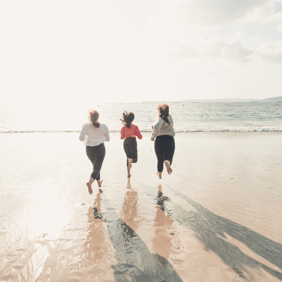 PERSONE-CORRONO-MARE-TEMPO-LIBERO-JOGGING-SPORT