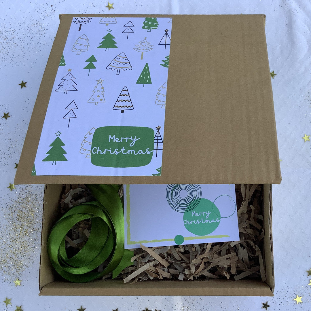 CHRISTMAS-GIFT-BOX-EKONATURAE-DECORAZIONE-NATALIZIA-DETTAGLIO-BIGLIETTO-AUGURI-NASTRO-VERDE