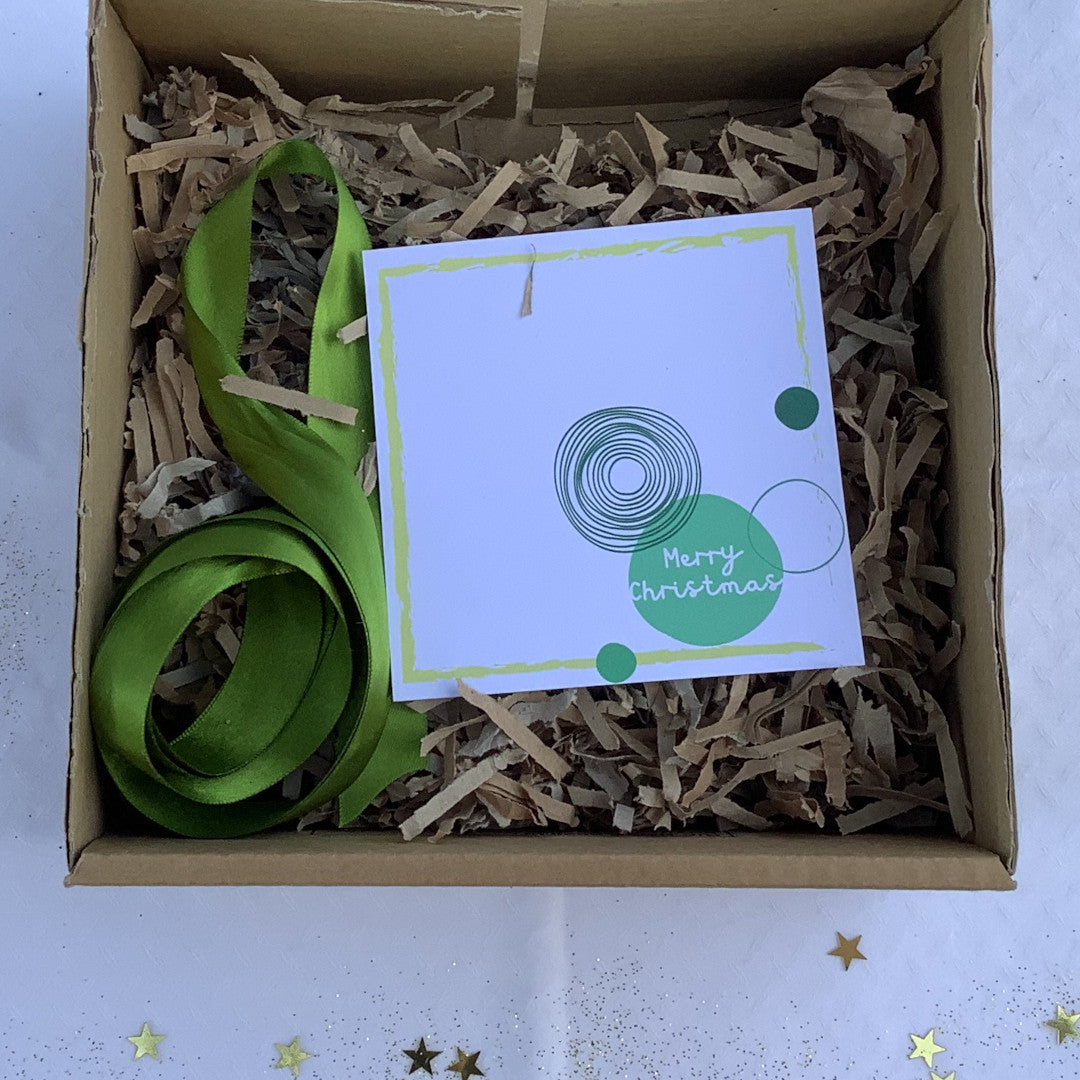 CHRISTMAS-GIFT-BOX-EKONATURAE-DECORAZIONE-NATALIZIA-DETTAGLIO-INTERNO-BIGLIETTO-AUGURI-NASTRO-VERDE