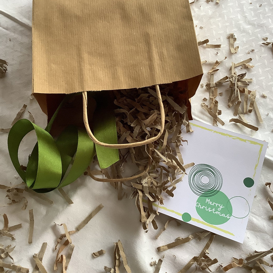 CHRISTMAS-GIFT-SHOPPER-EKONATURAE-DECORAZIONE-NATALIZIA-DETTAGLIO-BIGLIETTO-AUGURI-NASTRO-VERDE