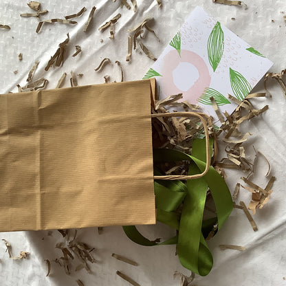 GIFT-SHOPPER-EKONATURAE-DECORAZIONE-FLOREALE-DETTAGLIO-BIGLIETTO-AUGURI-NASTRO-VERDE