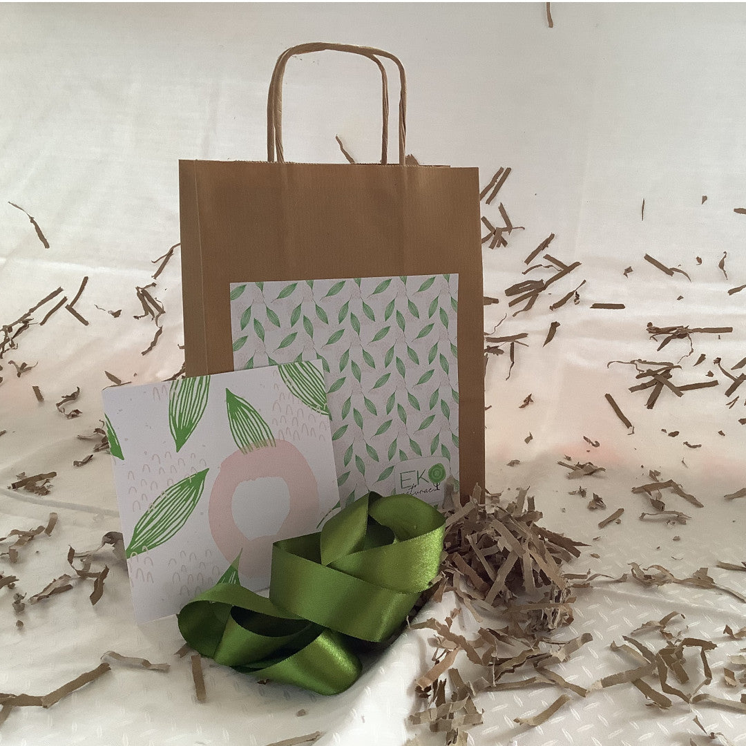    GIFT-SHOPPER-EKONATURAE-DECORAZIONE-FLOREALE-ESTERNO-BIGLIETTO-AUGURI-NASTRO-VERDE