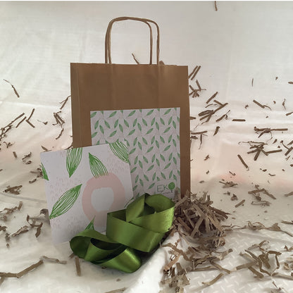    GIFT-SHOPPER-EKONATURAE-DECORAZIONE-FLOREALE-ESTERNO-BIGLIETTO-AUGURI-NASTRO-VERDE