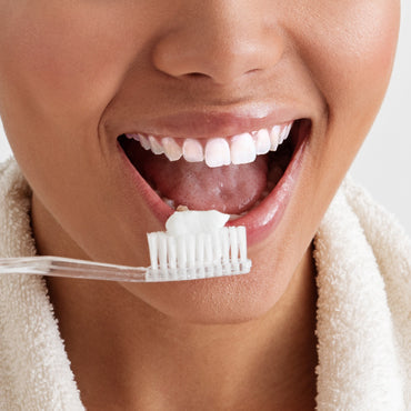   SORRISO-DENTI-SPAZZOLINO-SBIANCANTE-BIANCHI-OFFICINA-NATURAE
